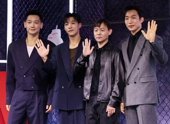 Drama Bloodhounds Season 2 Drama Bloodhounds Season 2 The stars of the Bloodhounds Season 2 -- Jung Ji-hoon, Woo Doh-hwan and Lee Sang-yi (L to R) -- along with director Kim Joo-hwan (2nd from R) -- pose for a photo during a publicity event for an original action series by Netflix in Seoul on March 31, 2026. The seven-episode series will be released worldwide on April 3. (Yonhap) 2026-04-01 04:49:48 < 1980-2026 YONHAPNEWS AGENCY. .> ¼­¿ïÆ¯º°½Ã EDITORIAL USE ONLY  Copyright: xx PYH2026033121270034400 YonhapxNewsx yonphotos250939