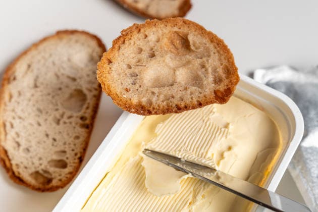 Bavaria, Germany March 31, 2026: Butter or margarine is spread on bread with a knife, depicting a typical everyday breakfast scene in which simple foods, consumption, and routines play a central role in daily life and nutrition. *** Butter bzw. Margarine wird mit einem Messer auf Brot gestrichen und zeigt eine typische Alltagsszene beim Frühstück, bei der einfache Lebensmittel, Konsum und Routinen eine zentrale Rolle im täglichen Leben und der Ernährung spielen.