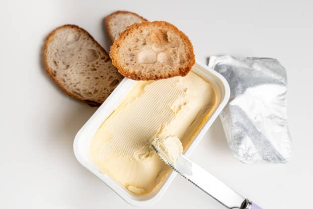Bavaria, Germany March 31, 2026: Butter or margarine is spread on bread with a knife, depicting a typical everyday breakfast scene in which simple foods, consumption, and routines play a central role in daily life and nutrition. *** Butter bzw. Margarine wird mit einem Messer auf Brot gestrichen und zeigt eine typische Alltagsszene beim Frühstück, bei der einfache Lebensmittel, Konsum und Routinen eine zentrale Rolle im täglichen Leben und der Ernährung spielen.