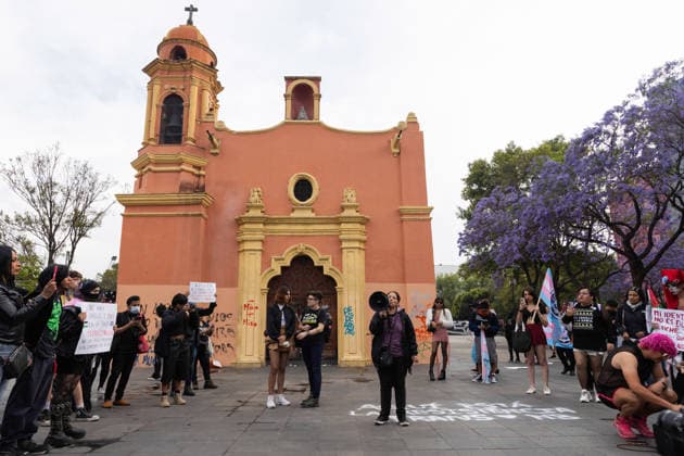 March 31, 2026, Mexico City, Mexico: Demonstration organized by the Libres y Combativas MX collective (Free and Combative Women MX) under the slogan: Trans and non-binary lives matter. The march moved from the Zocalo toward Plaza Tlaxcoaque and the Chabacano subway station, calling for the recognition of transfemicide, a comprehensive trans law, and access to rights including health, identity, education, work and housing. Mexico City Mexico - ZUMAl178 20260331_znp_l178_032 Copyright: xCristianxLeyvax
