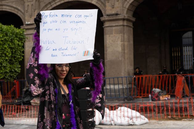 March 31, 2026, Mexico City, Mexico: Demonstration organized by the Libres y Combativas MX collective (Free and Combative Women MX) under the slogan: Trans and non-binary lives matter. The march moved from the Zocalo toward Plaza Tlaxcoaque and the Chabacano subway station, calling for the recognition of transfemicide, a comprehensive trans law, and access to rights including health, identity, education, work and housing. Mexico City Mexico - ZUMAl178 20260331_znp_l178_003 Copyright: xCristianxLeyvax