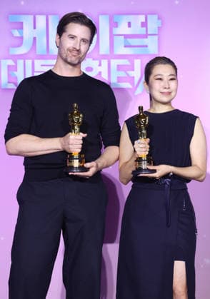 Oscar-winning KPop Demon Hunters directors Oscar-winning KPop Demon Hunters directors Maggie Kang (R) and Chris Appelhans, co-directors of the Oscar-winning animated film KPop Demon Hunters, pose for a photo during a press conference in Seoul on April 1, 2026, to mark its wins in the Best Animated Feature and Best Original Song categories with Golden from its original soundtrack at the 98th Academy Awards. (Yonhap) 2026-04-01 15:47:05 < 1980-2026 YONHAPNEWS AGENCY. .> ¼­¿ïÆ¯º°½Ã EDITORIAL USE ONLY  Copyright: xx PYH2026040119920031500 YonhapxNewsx yonphotos251007