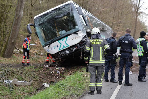 Linienbus und Auto kollidieren Vollsperrung auf Bundesstraße mehrere Verletzte Nach ersten Informationen ist es kurz vor 7:30 Uhr auf der B459 zwischen Gravenbruch und Dietzenbach zu einem Unfall zwischen einem Linienbus und einem Personenwagen gekommen. Die Bundesstraße ist voll gesperrt. Mehrere Personen seien durch den Unfall verletzt worden. Zahlreiche Rettungsmittel sind vor Ort. Sowohl der Bus als auch der Personenwagen sind von der Fahrbahn abgekommen. Autofahrer wurden aufgefordert, den Bereich weiträumig zu umfahren. Dietzenbach Bundesstraße 459 zwischen Grave Hessen Deutschland *** Public bus and car collide Full closure on federal highway Several injured According to initial information, an accident occurred shortly