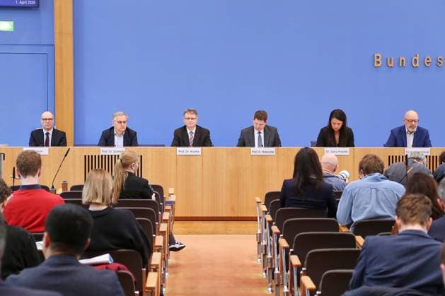 Berlin, Deutschland, 01.04.2026: Bundespressekonferenz: Gemeinschaftsdiagnose der Wirtschaftsforschungsinstitute Frühjahr 2026: Stefan Ederer, Österreichisches Institut für Wirtschaftsforschung Wien (WIFO), Torsten Schmidt, RWI ? Leibniz-Institut für Wirtschaftsforschung e.V. Essen, Stefan Kooths, Kiel Institut für Weltwirtschaft (IfW), Oliver Holtemöller, Leibniz-Institut für Wirtschaftsforschung Halle (IWH), Geraldine Dany-Knedlik, Deutsches Institut für Wirtschaftsforschung e.V. Berlin (DIW), Timo Wollmershäuser, ifo Institut ? Leibniz-Institut für Wirtschaftsforschung an der Universität München e.V. *** Berlin, Germany, 01 04 2026 Federal Press Conference Joint Economic Forecast of the Economic Research Institutes Spring 2026 Stefan Ede Copyright: xdtsxNachrichtenagenturx dts_114094