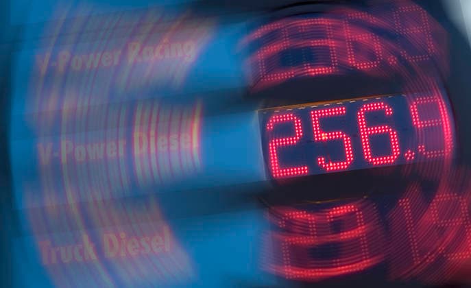 Digitale Preistafel für Kraftstoff an einer Tankstelle Die aktuellen Spritpreise für Benzin und Diesel werden an einer Tankstelle angezeigt - NUR FÜR REDAKTIONELLE ZWECKE - FOTOMONTAGE - DIGITAL BEARBEITET *** Digital price board for fuel at a gas station The current fuel prices for gasoline and diesel are displayed at a gas station FOR EDITORIAL PURPOSES ONLY PHOTOMONTAGE DIGITALLY EDITED