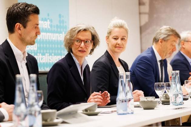 Oberbürgermeisterin Andrea Henze und Ministerin Ina Scharrenbach erweitern Zukunftspartnerschaft in Gelsenkirchen ** NUR FÜR REDAKTIONELLE ZWECKE ** EDITORIAL USE ONLY **<p>Die Oberbürgermeisterin der Stadt Gelsenkirchen, Andrea Henze, empfängt am Mittwoch, 01. April 2026, Ministerin Ina Scharrenbach und andere Partner um die Zukunftspartnerschaft zu erweitern. Links im Bild: Sebastian Buntkirchen, Direktor für Fankultur, Service, Sicherheit und Nachhaltigkeit FC Schalke 04. Deutschland NRW Gelsenkirchen Copyright: ThomasxGödde *** Mayor Andrea Henze and Minister Ina Scharrenbach expand future partnership in Gelsenkirchen FOR EDITORIAL PURPOSES ONLY p The Mayor of the City of Gelsenkirchen, Andrea Henze, receives on Wednesday, 01 Apri Copyright: ThomasxGödde doc858603594wlqik9pikx ,EDITORIAL USE ONLY