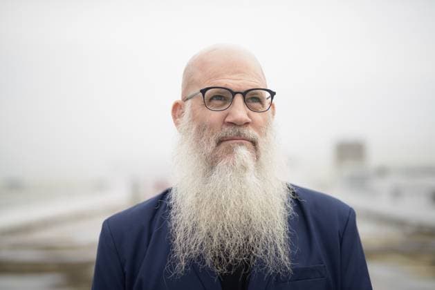 Porträt eines reifen, gutaussehenden Hipster Geschäftsmannes mit langem Bart vor dem Blick auf die Stadt Portrait of mature handsome bald hipster businessman with long beard against view of the city Copyright: imageBROKER TonixRantala ibxiqx16910560.jpg ,model released, Symbolfoto ,property released