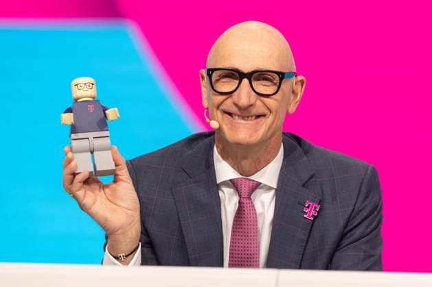 Deutsche Telekom Hauptversammlung in Bonn - 01.04.2026 Vorstandsvorsitzender Timotheus (Tim) HÖTTGES (Telekom) mit eigener LEGO Figur - Hauptversammlung 2026 der Deutschen Telekom AG im World Conference Center Bonn (WCCB) für Aktionäre der T-Aktie. Bonn Gronau Nordrhein-Westfalen Deutschland *** Deutsche Telekom Shareholders Meeting in Bonn 01 04 2026 Chairman of the Board of Management Timotheus Tim HÖTTGES Telekom with its own LEGO figure Deutsche Telekom AG Shareholders Meeting 2026 at the World Conference Center Bonn WCCB for shareholders of T Share Bonn Gronau North Rhine-Westphalia Germany Copyright: xMarcxJohnx