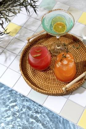 Drei? Bunter tropischer Cocktail am Rand eines Schwimmbeckens. Sommerurlaub und Reisekonzept. Exotische Sommergetränke Three ?olorful tropical cocktail on edge of swimming pool. Summer vacation and travel concept. Exotic summer drinks Copyright: imageBROKER SvetlanaxKhutornaia ibxiqx16990958.jpg