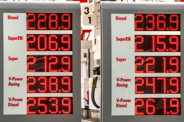 Spritpreispaket: Preisvergleich um 11:59 und 12 Uhr, FOTOMONTAGE Spritpreise an dieser Münchner Tankstelle steigen um 12 Uhr um 8 bis 9 Cent, neue Tankregel: Spritpreise dürfen nur noch einmal täglich um 12 Uhr erhöht werden, Fotomontage aus zwei zeit Deutschland, München, 1. April 2026, Spritpreispaket FOTOMONTAGE: Preisvergleich um 11:59 und 12 Uhr, zwei Fotos in der Mitte zusammengefügt, Spritpreise an dieser Münchner Tankstelle steigen um 12 Uhr um 8 bis 9 Cent, Spritpreise an Tankstellen dürfen nur noch einmal täglich um 12 Uhr erhöht werden, FOTOMONTAGE aus zwei zeitlich um 40 Sekunden auseinanderliegenden Bildern, das neue Spritpreispaket der Bundesregierung gilt ab 1. April: Spritpreise an Tankstellen dürfen nur noch einm