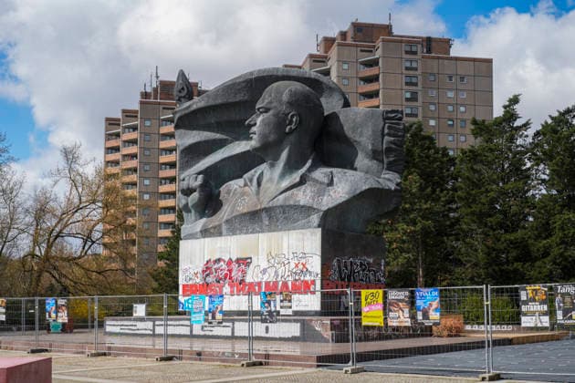 Das Ernst-Thälmann-Denkmal im Thälmann-Park an der Greifswalder Straße in Berlin-Prenzlauer Berg wird gegenwärtig denkmalgerecht saniert. Die 14 Meter hohe bronzene Kolossalstatue des KPD-Führers stammt vom sowjetischen Bildhauer Lew Kerbel. Die Siedlung Ernst-Thälmann-Park ist eine unter Denkmalschutz stehende Wohn- und parkanlage. *** The Ernst Thälmann monument in Thälmann Park on Greifswalder Strasse in Berlin Prenzlauer Berg is currently being renovated in line with its listed status The 14-metre-high bronze colossal statue of the KPD leader was created by Soviet sculptor Lew Kerbel The Ernst Thälmann Park estate is a listed residential and park complex