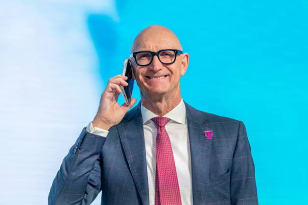 Hauptversammlung der Deutschen Telekom AG am 1. April 2026 in Bonn im WCCB. Im Bild der Vorstandsvorsitzende der Deutschen Telekom AG Timotheus Höttges mit Smartphone telefonierend. Bonn Nordrhein-Westfalen Deutschland *** Annual General Meeting of Deutsche Telekom AG on April 1, 2026 in Bonn at the WCCB In the picture the Chairman of the Board of Management of Deutsche Telekom AG Timotheus Höttges on the phone with smartphone Bonn North Rhine-Westphalia Germany