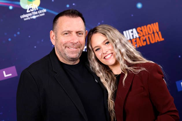 Partyschlagersänger Ikke Hüftgold (Matthias Distel) und seine Freundin Nina Reh kommen zur exklusiven Preview der neuen Staffel der Castingshow DSDS im 25 hours Hotel. Köln, 01.04.2026 NRW Deutschland Copyright: xChristophxHardtx