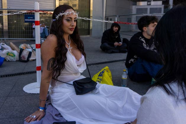 April 1, 2026, Madrid, Spain: A Rosalia fan poses near the Palacio de los Deportes in Madrid. Rosalia fans gathered around the Palacio de los Deportes ahead of the second of four concerts the Catalan singer Rosalia will give in Madrid. Madrid Spain  - ZUMAs197 20260401_aaa_s197_077 Copyright: xDavidxCanalesx