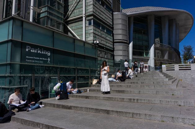 April 1, 2026, Madrid, Spain: Rosalia fans wait for the doors of the Palacio de los Deportes in Madrid to open. Rosalia fans gathered around the Palacio de los Deportes ahead of the second of four concerts the Catalan singer Rosalia will give in Madrid. Madrid Spain - ZUMAs197 20260401_aaa_s197_078 Copyright: xDavidxCanalesx