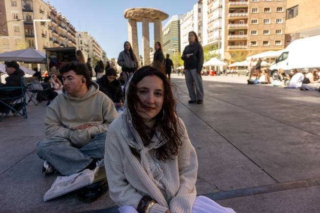 April 1, 2026, Madrid, Spain: A Rosalia fan poses near the Palacio de los Deportes in Madrid. Rosalia fans gathered around the Palacio de los Deportes ahead of the second of four concerts the Catalan singer Rosalia will give in Madrid. Madrid Spain  - ZUMAs197 20260401_aaa_s197_079 Copyright: xDavidxCanalesx