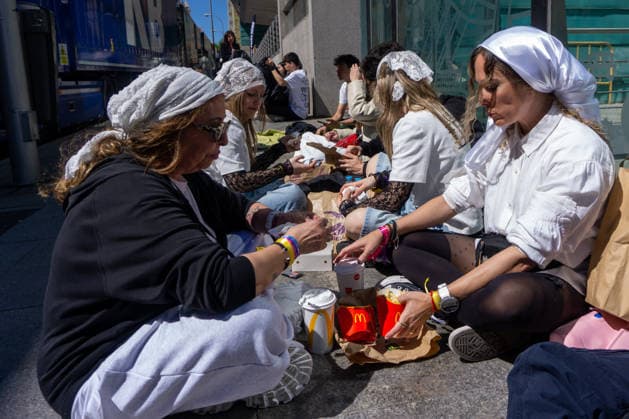 April 1, 2026, Madrid, Spain: A group of Rosalia fans sit and eat while waiting for the doors of the Palacio de los Deportes in Madrid to open. Rosalia fans gathered around the Palacio de los Deportes ahead of the second of four concerts the Catalan singer Rosalia will give in Madrid. Madrid Spain  - ZUMAs197 20260401_aaa_s197_081 Copyright: xDavidxCanalesx