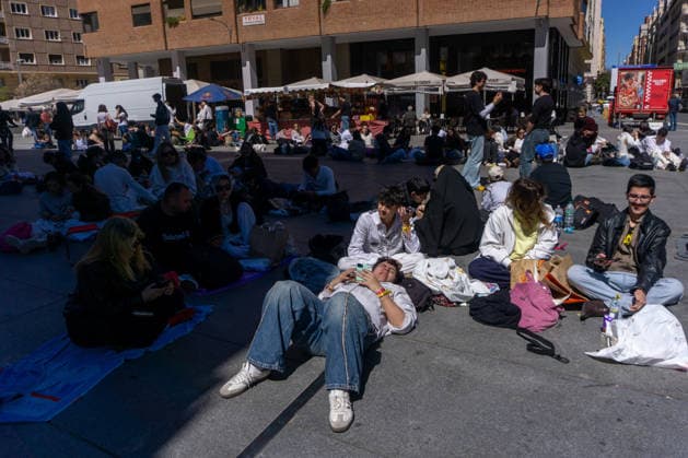 April 1, 2026, Madrid, Spain: Rosalia fans wait for the doors of the Palacio de los Deportes in Madrid to open. Rosalia fans gathered around the Palacio de los Deportes ahead of the second of four concerts the Catalan singer Rosalia will give in Madrid. Madrid Spain  - ZUMAs197 20260401_aaa_s197_082 Copyright: xDavidxCanalesx