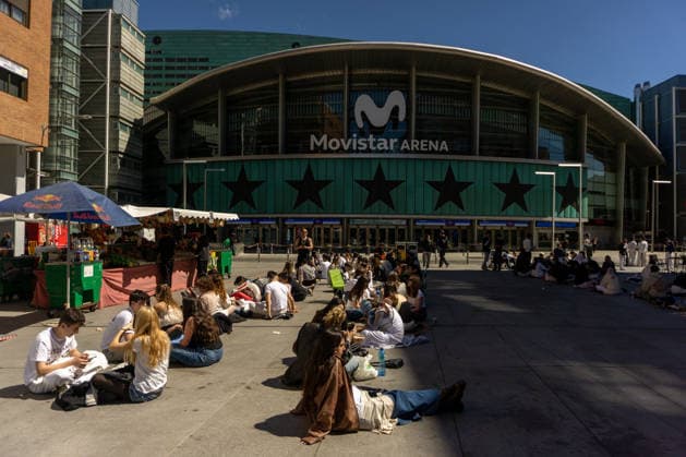 April 1, 2026, Madrid, Spain: Rosalia fans wait for the doors of the Palacio de los Deportes in Madrid to open. Rosalia fans gathered around the Palacio de los Deportes ahead of the second of four concerts the Catalan singer Rosalia will give in Madrid. Madrid Spain - ZUMAs197 20260401_aaa_s197_083 Copyright: xDavidxCanalesx
