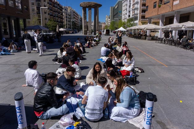 April 1, 2026, Madrid, Spain: Rosalia fans wait for the doors of the Palacio de los Deportes in Madrid to open. Rosalia fans gathered around the Palacio de los Deportes ahead of the second of four concerts the Catalan singer Rosalia will give in Madrid. Madrid Spain  - ZUMAs197 20260401_aaa_s197_084 Copyright: xDavidxCanalesx