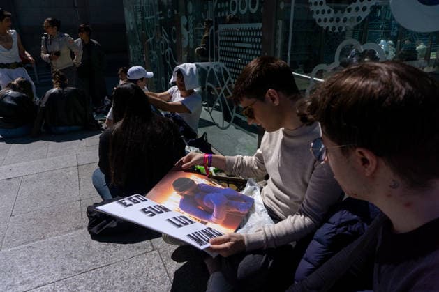 April 1, 2026, Madrid, Spain: A couple of Rosalia fans look through a photo album of Rosalia near the Palacio de los Deportes in Madrid. Rosalia fans gathered around the Palacio de los Deportes ahead of the second of four concerts the Catalan singer Rosalia will give in Madrid. Madrid Spain  - ZUMAs197 20260401_aaa_s197_085 Copyright: xDavidxCanalesx