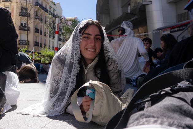 April 1, 2026, Madrid, Spain: A Rosalia fan poses near the Palacio de los Deportes in Madrid. Rosalia fans gathered around the Palacio de los Deportes ahead of the second of four concerts the Catalan singer Rosalia will give in Madrid. Madrid Spain  - ZUMAs197 20260401_aaa_s197_086 Copyright: xDavidxCanalesx