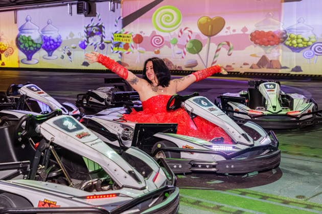 01.04.2026. Neuss. Wenn Nicki Pistola, Reality-TV-Star und Influencerin Geburtstag feiert, wird es eine Party der Extraklasse. Die Powerfrau lädt anlässlich ihres 43. Geburtstages zur großen Party ein und verwandelt eine Location in eine Fantasy-Zone: Nicki Pistola & Friends in Wonderland. Hier: Am Rande eines Pressegespräches in der BattleKart-Arena Neuss zur bevorstehenden Geburtstags-Party. Neuss BattleKart-Arena Nordrhein-Westfalen Deutschland