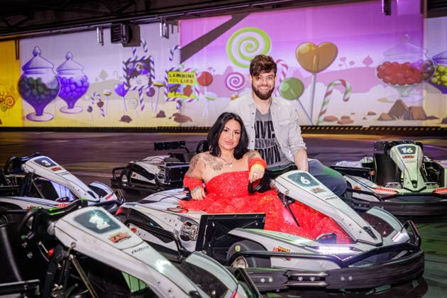 01.04.2026. Neuss. Wenn Nicki Pistola, Reality-TV-Star und Influencerin Geburtstag feiert, wird es eine Party der Extraklasse. Die Powerfrau lädt anlässlich ihres 43. Geburtstages zur großen Party ein und verwandelt eine Location in eine Fantasy-Zone: Nicki Pistola & Friends in Wonderland. Hier: Nicki Pistola mit Christoph Bösener, Chef der BattleKart-Arena am Rande eines Pressegespräches in der BattleKart-Arena Neuss zur bevorstehenden Geburtstags-Party. Neuss BattleKart-Arena Nordrhein-Westfalen Deutschland
