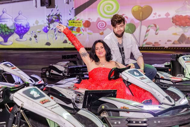 01.04.2026. Neuss. Wenn Nicki Pistola, Reality-TV-Star und Influencerin Geburtstag feiert, wird es eine Party der Extraklasse. Die Powerfrau lädt anlässlich ihres 43. Geburtstages zur großen Party ein und verwandelt eine Location in eine Fantasy-Zone: Nicki Pistola & Friends in Wonderland. Hier: Nicki Pistola mit Christoph Bösener, Chef der BattleKart-Arena am Rande eines Pressegespräches in der BattleKart-Arena Neuss zur bevorstehenden Geburtstags-Party. Neuss BattleKart-Arena Nordrhein-Westfalen Deutschland