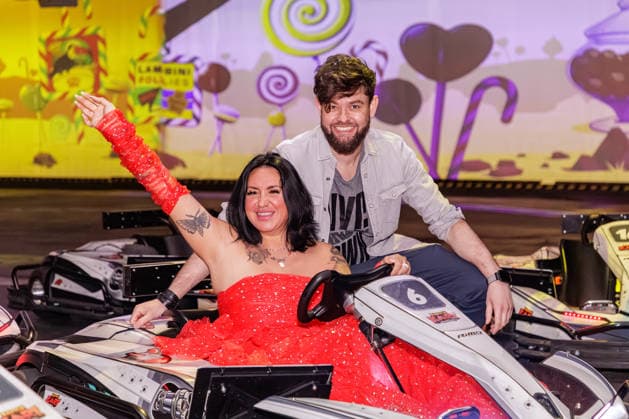 01.04.2026. Neuss. Wenn Nicki Pistola, Reality-TV-Star und Influencerin Geburtstag feiert, wird es eine Party der Extraklasse. Die Powerfrau lädt anlässlich ihres 43. Geburtstages zur großen Party ein und verwandelt eine Location in eine Fantasy-Zone: Nicki Pistola & Friends in Wonderland. Hier: Nicki Pistola mit Christoph Bösener, Chef der BattleKart-Arena am Rande eines Pressegespräches in der BattleKart-Arena Neuss zur bevorstehenden Geburtstags-Party. Neuss BattleKart-Arena Nordrhein-Westfalen Deutschland