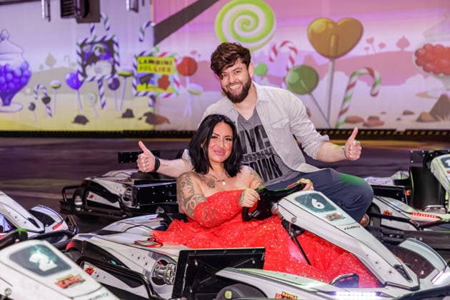 01.04.2026. Neuss. Wenn Nicki Pistola, Reality-TV-Star und Influencerin Geburtstag feiert, wird es eine Party der Extraklasse. Die Powerfrau lädt anlässlich ihres 43. Geburtstages zur großen Party ein und verwandelt eine Location in eine Fantasy-Zone: Nicki Pistola & Friends in Wonderland. Hier: Nicki Pistola mit Christoph Bösener, Chef der BattleKart-Arena am Rande eines Pressegespräches in der BattleKart-Arena Neuss zur bevorstehenden Geburtstags-Party. Neuss BattleKart-Arena Nordrhein-Westfalen Deutschland