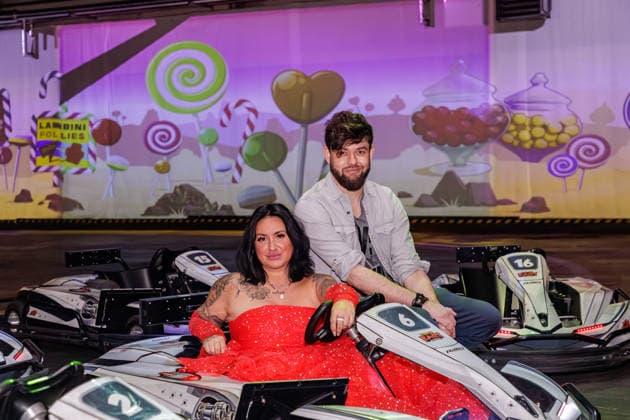 01.04.2026. Neuss. Wenn Nicki Pistola, Reality-TV-Star und Influencerin Geburtstag feiert, wird es eine Party der Extraklasse. Die Powerfrau lädt anlässlich ihres 43. Geburtstages zur großen Party ein und verwandelt eine Location in eine Fantasy-Zone: Nicki Pistola & Friends in Wonderland. Hier: Nicki Pistola mit Christoph Bösener, Chef der BattleKart-Arena am Rande eines Pressegespräches in der BattleKart-Arena Neuss zur bevorstehenden Geburtstags-Party. Neuss BattleKart-Arena Nordrhein-Westfalen Deutschland