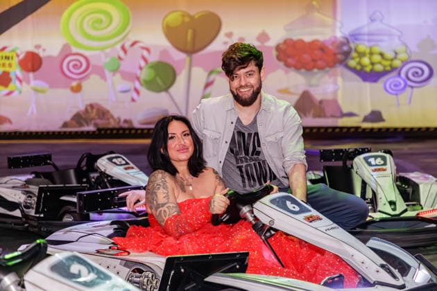 01.04.2026. Neuss. Wenn Nicki Pistola, Reality-TV-Star und Influencerin Geburtstag feiert, wird es eine Party der Extraklasse. Die Powerfrau lädt anlässlich ihres 43. Geburtstages zur großen Party ein und verwandelt eine Location in eine Fantasy-Zone: Nicki Pistola & Friends in Wonderland. Hier: Nicki Pistola mit Christoph Bösener, Chef der BattleKart-Arena am Rande eines Pressegespräches in der BattleKart-Arena Neuss zur bevorstehenden Geburtstags-Party. Neuss BattleKart-Arena Nordrhein-Westfalen Deutschland