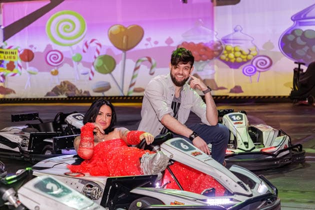 01.04.2026. Neuss. Wenn Nicki Pistola, Reality-TV-Star und Influencerin Geburtstag feiert, wird es eine Party der Extraklasse. Die Powerfrau lädt anlässlich ihres 43. Geburtstages zur großen Party ein und verwandelt eine Location in eine Fantasy-Zone: Nicki Pistola & Friends in Wonderland. Hier: Nicki Pistola mit Christoph Bösener, Chef der BattleKart-Arena am Rande eines Pressegespräches in der BattleKart-Arena Neuss zur bevorstehenden Geburtstags-Party. Neuss BattleKart-Arena Nordrhein-Westfalen Deutschland