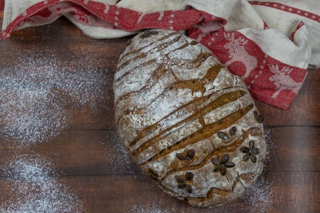 Frisch gebackenes Brot. Frisch gebackenes Brot aus Roggenmehl und Weizenmehl, verfeinert mit Kürbiskernen. Berlin Adlershof Berlin Deutschland _H0A6516 *** Freshly baked bread Freshly baked bread made from rye flour and wheat flour, refined with pumpkin seeds Berlin Adlershof Berlin Germany H0A6516