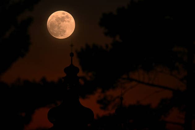 April 1, 2026, Mnichovo Hradiste, Czech Republic: April Pink Moon over the silhouette of St. James Church in Mnichovo Hradiste city in Czech Republic, April 01, 2026...The full moon is being watched by space enthusiasts, as the first scheduled launch date of the Artemis II mission is planned, which will return astronauts to the Moon for the first time in over 50 years. The launch is set for April 1st at 6:24 PM local time Mnichovo Hradiste Czech Republic - ZUMAr156 20260401_aap_r156_001 Copyright: xSlavekxRutax