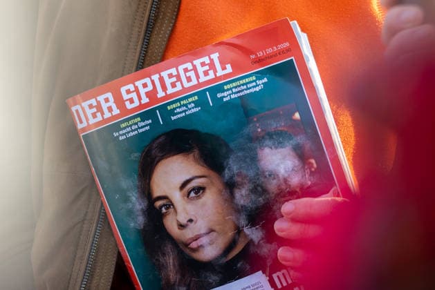 Demonstration Gegen sexualisierte digitale Gewalt - Solidarität mit allen Opfern Berlin, Deutschland - 22.3.2026: Ein Demonstrant hät in seiner Hand eine Ausgabe des Magazins DER SPIEGEL, welches ein Porträt von Collien Fernandes zeigt. Demonstranten protestieren vor dem Brandenburger Tor unter dem Thema Demonstration Gegen sexualisierte digitale Gewalt - Solidarität mit allen Opfern und in Solidarität mit Collien Fernandes. Collien Fernandes hatte vor wenigen Tagen öffentlich ihrem Ex-Mann Christian Ulmen vorgeworfen, daß dieser von ihr Fake-Profile mit Deepfake pornographischen Inhalten erstellt und verbreitet hat Berlin