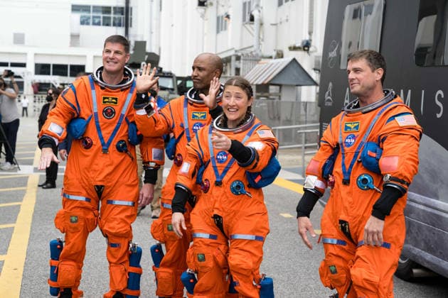 April 1, 2026, Kennedy Space Center, Fl, United States of America: The NASA Artemis II astronauts board the transport to Launch Pad 39B for launch aboard the Orion spacecraft as they depart the Neil A. Armstrong Operations and Checkout Building at the Kennedy Space Center, April 1, 2026, in Cape Canaveral, Florida. NASA astronauts Reid Wiseman, right, Victor Glover, 2nd left, Christina Koch, 2nd right, and CSA astronaut Jeremy Hansen, left, are departing on a 10 day mission around the moon. Kennedy Space Center United States of America - ZUMAp138 20260401_zaa_p138_032 Copyright: xAubreyxGemignani Nasax
