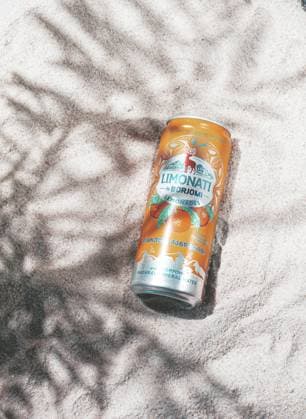 Adjara Mandarinenlimonade, Borjomi, Aluminiumdose, auf dem Sand, Sonnenlicht, Nahaufnahme Adjara mandarin lemonade, Borjomi, aluminum can, on the sand, sunlight, close-up Copyright: imageBROKER Didebashvili ibxgai17232551.jpg