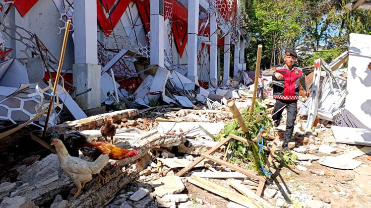 (260402) -- MANADO, April 2, 2026 -- A police officer works in the rubble of damaged buildings in Manado, North Sulawesi, Indonesia, April 2, 2026. A woman was found dead after a powerful 7.6-magnitude earthquake struck the Maluku region of eastern Indonesia early Thursday morning, according to a local search and rescue team. The victim, a 70-year-old resident of Minahasa regency in North Sulawesi, was killed after being struck by collapsing building debris during the quake, said the local search and rescue team in Manado, the capital city of North Sulawesi. (Photo by Xinhua) (SpotNews) INDONESIA-NORTH SULAWESI-MANADO-EARTHQUAKE-AFTERMATH FransxNugraha 