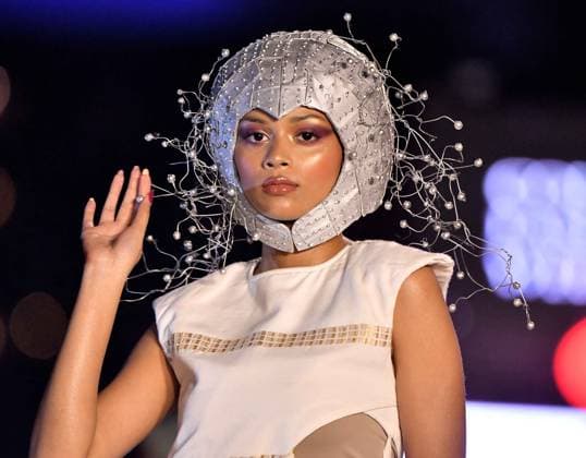 (260402) -- COLOMBO, April 2, 2026 -- A model presents a creation during the Colombo Fashion Week in Colombo, Sri Lanka on April 1, 2026. The Colombo Fashion Week Summer 2026 takes place from April 1 to 4. The four-day event showcases creations from more than 30 designers. (Photo by Xinhua) SRI LANKA-COLOMBO-FASHION WEEK AjithxPerera 