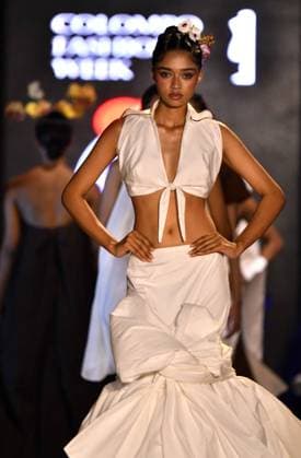 (260402) -- COLOMBO, April 2, 2026 -- A model presents a creation during the Colombo Fashion Week in Colombo, Sri Lanka on April 1, 2026. The Colombo Fashion Week Summer 2026 takes place from April 1 to 4. The four-day event showcases creations from more than 30 designers. (Photo by Xinhua) SRI LANKA-COLOMBO-FASHION WEEK AjithxPerera 