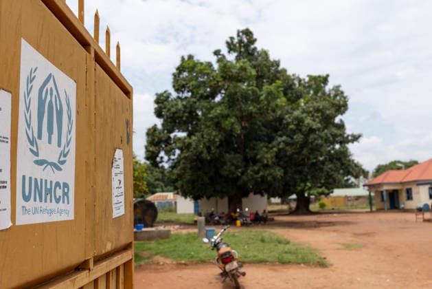 Fluechtlingslager Makpandu Suedsudan 24032026 - Schild des UN-Fluechtlingshilfswerks UNHCR +++ Das Fluechtlingslager von Makpandu im Suedsudan bietet mehreren Tausend Menschen Schutz. Sie kommen aus Burundi, dem Sudan, dem Kongo, Somalia und Eritrea. *** Makpandu refugee camp in South Sudan 24032026 UN Refugee Agency UNHCR sign The Makpandu refugee camp in South Sudan offers protection to several thousand people They come from Burundi, Sudan, Congo, Somalia and Eritrea 240326_ppb-6