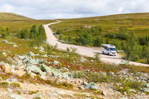 Wohnmobil in der weiten Gebirgslandschaft im Nipfjället Gebiet, Idre, Dalarnas län, Schweden *** Motorhome in the vast mountain landscape in the Nipfjället area, Idre, Dalarnas län, Sweden