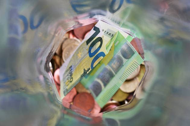 100-Euro Schein und Kleingeld in einem Glas. Deutschland