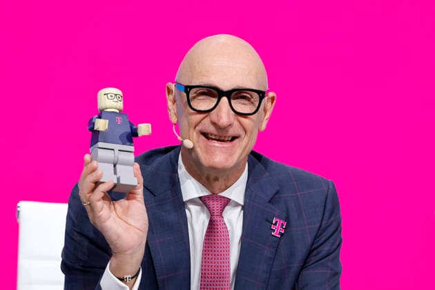 Telekom-Chef Timotheus Höttges, Vorstandsvorsitzender der Deutschen Telekom, hält bei der Hauptversammlung der Deutsche Telekom AG im World Conference Center Bonn ein Lego-Männchen in der Hand. Bonn, 01.04.2026 NRW Deutschland *** Deutsche Telekom CEO Timotheus Höttges holds a Lego man at the shareholders meeting of Deutsche Telekom AG at the World Conference Center Bonn Bonn, 01 04 2026 NRW Germany Copyright: xChristophxHardtx