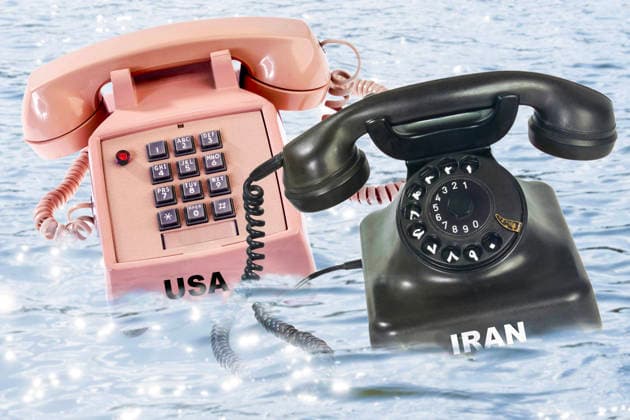 Verhandlungen USA-Iran, Symbolfoto US- und iranisches Telefon schwimmen im Wasser, Straße von Hormus, FOTOMONTAGE, 2. April 2026 Deutschland, München, 2. April 2026, Verhandlungen zwischen USA und Iran, Symbolfoto, US-Telefon und iranisches Telefon schwimmen auf dem Wasser, FOTOMONTAGE, Friedensverhandlungen, Öffnung der Straße von Hormus, Fotomontage aus drei eigenen Bildern, original Telefone aus den USA und dem Iran, Wasseroberfläche, Politik, Wirtschaft, Weltwirtschaft,