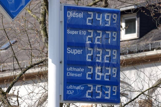 Das neue Spritgesetz ist seit gestern in Kraft. Die Tankstellen duerfen (dürfen) nur noch einmal am Tag (um 12:00 Uhr) die Preise erhoehen (erhöhen). Die Preise absenken ist jedoch jederzeit moeglich (möglich). Wie hoch geht der Spritpreis wegen des Krieges im Iran? Aral Tankstelle in Siegen. Die aktuellen Spritpreise am Nachmittag um kurz nach 12:00 Uhr. Der Dieselpreis ging um 16 Cent nach oben. Die Preise haben schon lange deutlich die 2 Euro Marke ueberschritten (überschritten). Tankstelle, Spritpreise am 02.04.2026 in Siegen Deutschland. *** The new fuel law has been in force since yesterday Petrol stations are only allowed to raise prices once a day at 12 noon However, prices can be lowered at any time How high is the fuel price