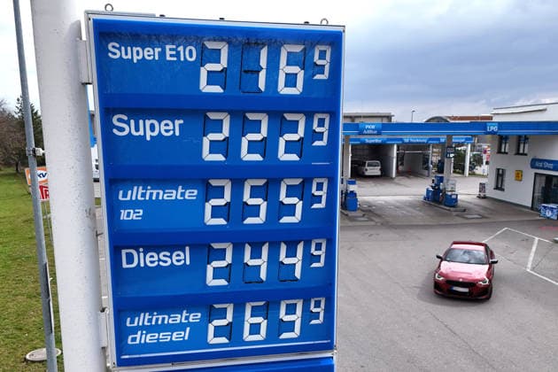 Nach neuer Tankregel:DIESEL Kraftstoff erreicht historischen Hoechstand am 02.04.2026 an dieser Tankstelle in Muenchen. Spritpreise uebersteigen historische Hoechstwerte. Kein Ende in Sicht-taeglich neue Hoechsstaende beim Tanken. Explodierende Spritpreise wegen Iran Krieg dauern an. Benzinpreise an einer Tankstelle in Muenchen