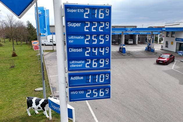 Nach neuer Tankregel:DIESEL Kraftstoff erreicht historischen Hoechstand am 02.04.2026 an dieser Tankstelle in Muenchen. Spritpreise uebersteigen historische Hoechstwerte. Kein Ende in Sicht-taeglich neue Hoechsstaende beim Tanken. Explodierende Spritpreise wegen Iran Krieg dauern an. Benzinpreise an einer Tankstelle in Muenchen